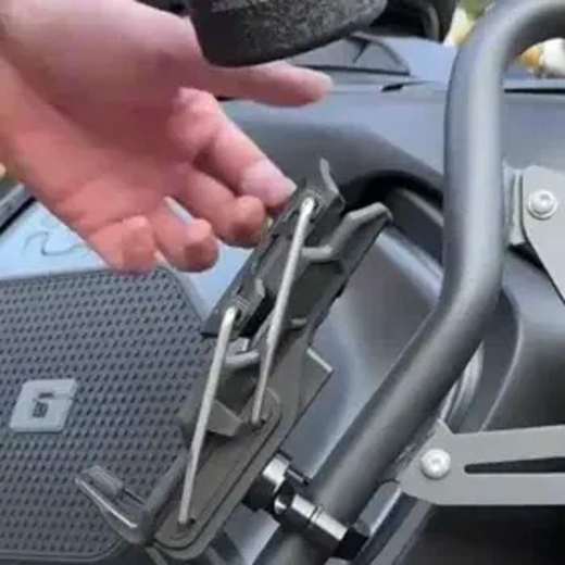 Instalación del portabidón en el tubo de una moto