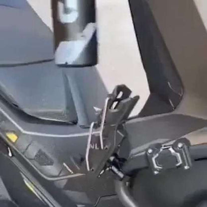 Portabidón montado en el chasis de una moto
